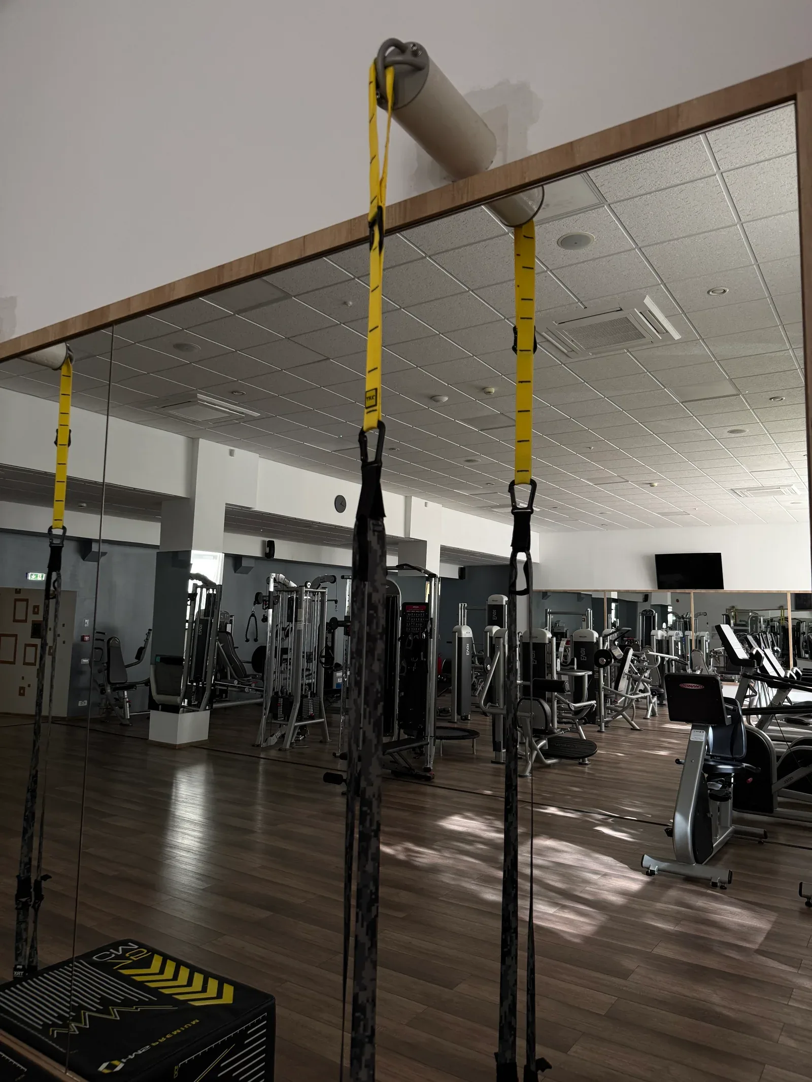 Chingi pentru antrenament în suspensie și sala reflectată în oglindă
