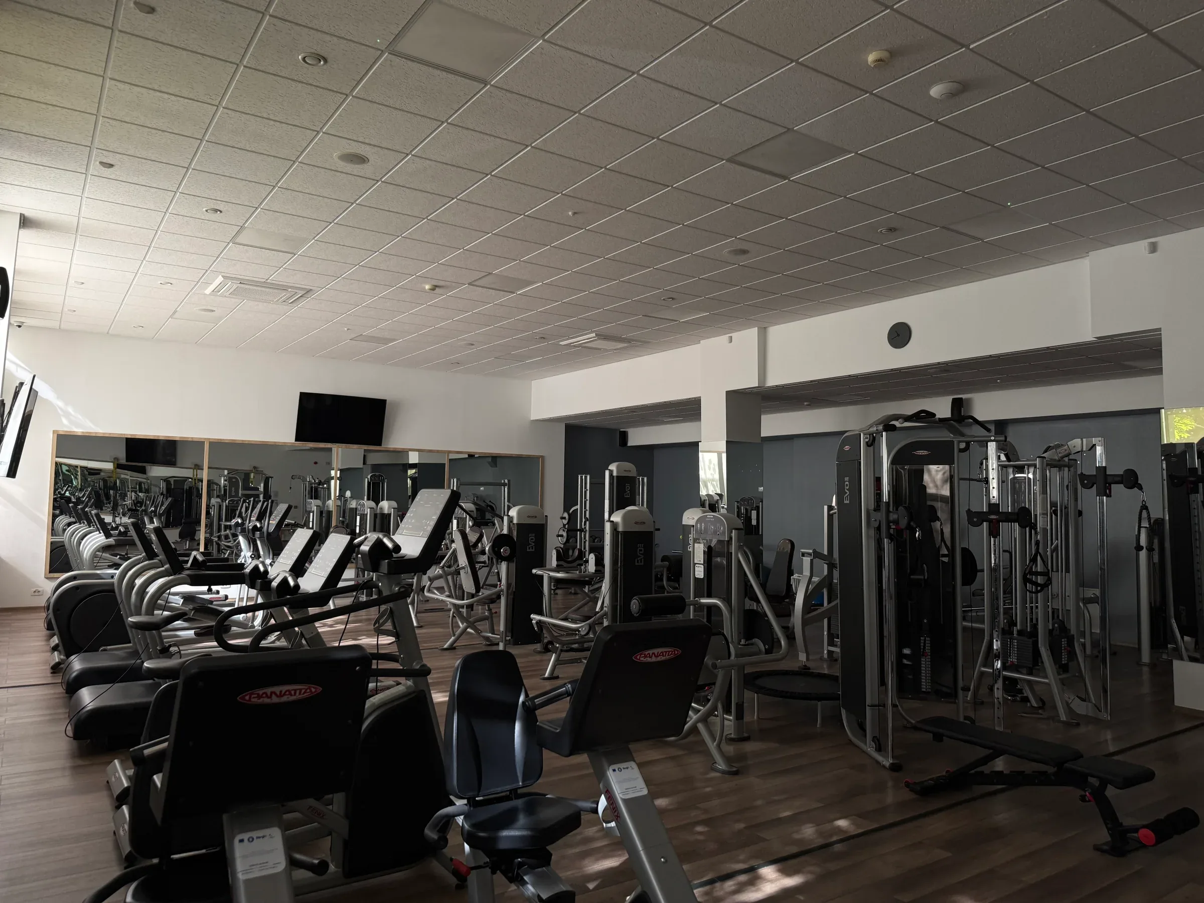 Sala DSC Fitness Revolution: aparate cardio, de forță și cabluri, în lumină naturală